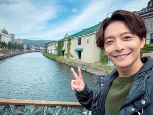 Teppei Koike Instagram - 愛してるって言いたいが今夜の20時〜配信スタートしました✌️
映像も美しく、素敵なラブストーリーです☺️
爽やかな役を演じさせてもらってます😂

#愛してるって言いたい
#小樽ロケめっちゃ楽しかった
#お土産いっぱい買ったな