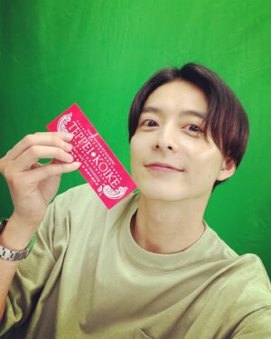 Teppei Koike Instagram - 本日のファンクラブの生配信でした。
1ヶ月あいての配信だったので久々楽しかったー😆
今日現場で気づいたけどグリーンバックにグリーンの服で行ってしまったのです。笑
グリーンの濃さが違うからか、何とか首だけにならなくて済んでよかった😂笑

#家出る前に汗だくになってしまって急いで着替えたからのやつ