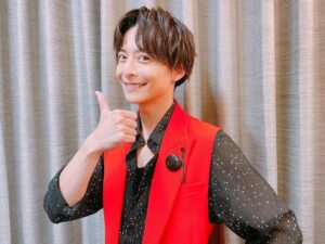 Teppei Koike Instagram - 本日BNMC名古屋公演が無事に終了‼️
毎回お客様の力強く愛のある拍手に沢山のパワーをもらいます✨
今日も暑い中ご来場ありがとうございました。

名古屋では珍しく赤い衣装を着させてもらいました！！
剣心とはまた違う赤。
赤ってなんかアガる😂笑

帰ってひつまぶしを食べる🍻

#ひつまぶしでさらにアガる小池さん