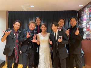 Teppei Koike Instagram - 本日BNMC名古屋公演が無事に終了‼️
毎回お客様の力強く愛のある拍手に沢山のパワーをもらいます✨
今日も暑い中ご来場ありがとうございました。

名古屋では珍しく赤い衣装を着させてもらいました！！
剣心とはまた違う赤。
赤ってなんかアガる😂笑

帰ってひつまぶしを食べる🍻

#ひつまぶしでさらにアガる小池さん