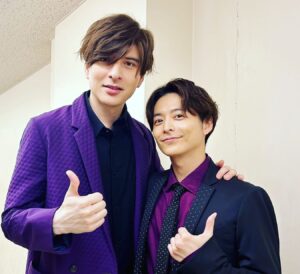 Teppei Koike Instagram - 先日、母校の堀越学園創立100周年のお祝いに呼んでいただきました。
卒業したのは20年前。
えっ、もう20年😂笑
時の流れを感じつつ、優が提案してくれた久々のノストラダムス再結成で、20年前の学園祭を再現してきました！
貴重で最高な時間でした✨

それにしても優は当時のまんま😂笑

#優の制服姿みて当時のフラッシュバック
#僕は制服探しても見つからず最新の制服お借りしました
#ノストラダムス