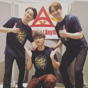 Teppei Koike Instagram - AAA無事に終わりました✨

今回は優とソニンが不在でしたが、キンキーファミリー全員の思いと共に出し切りました👠✨
これはこれでいい思い出です😂🫶

そして、デスノートのナンバーを甲斐君と歌わせてもらいました😆
いやー、これも最高に楽しかった！

会場に来て下さった皆様、配信をご覧になってくれた皆様、本当にありがとうございました🙇‍♂️

#AAA
#キンキーブーツ
#デスノート
#和樹は今年よく会うな😂