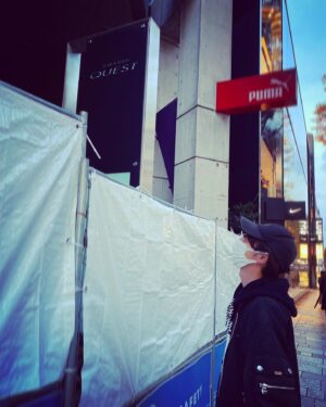 Teppei Koike Instagram - 昨日の事だけど、20年前の11月15日にこの原宿QUESTホールにてジュノンボーイのグランプリになった事から全てが始まったんだよなぁ。

そして本日情報解禁になった「わげもん」
是非チェックして欲しいな。
とっても面白いよ🥴✨

#20周年
#ジュノンボーイ
#思い出の場所
#ここから始まった
#もう少し背が高ければ中覗けた
#わげもん