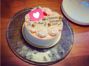 Teppei Koike Instagram - そういえばこの前、父の日をお祝いしてもらいました。
嬉しいねぇ😆

#父の日
#パパの皆様お疲れ様です
#最近甘いものが好きでねぇ
#コーヒーと一緒に食べちゃうんですよ