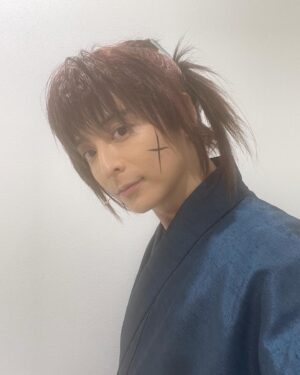 Teppei Koike Instagram - るろ剣がWOWOWさんにて放送して頂いてるので、思い出の写真を一枚😆

楽屋で開演ギリギリまで蒸して身体を温めてからステージに行ってた写真😂w
出る前から汗だく剣心だったのでした😆

#るろうに剣心 
#るろミュ
#ミストでくもりすぎ😂