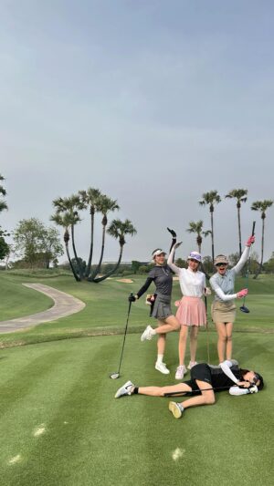 Teresa Instagram - 據說是來曼谷必打的高爾夫球場
Nikanti Golf Club

第一次的國外高球
一切體驗都很美好
（朋友的老公還一竿進洞，簡直high翻❤️‍🔥）

喜歡Nikanti的寓意
「對快樂狀態的執著」
「使人心靈愉悅」

相當禪意🤍

追蹤器app:
SmoothSwing

#bangkok #golf
