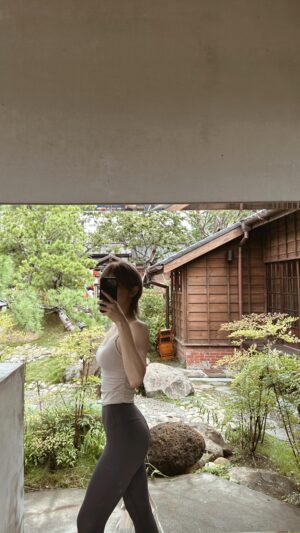 Teresa Instagram - 收心是收心了但⋯身體還是自己的嗎？🥹

(扶脖子)

Outfits @somos_03