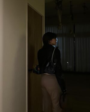 Teresa Instagram - 「內觀的力量」 

近年在生活中經常會感覺自己像分裂成兩個。

一個是身處當下的我，
全心投入面對眼前的事情，
總免不了被情緒所影響心情；

另一個則像是被拉出了一段距離，
像旁觀者卻也像智者，
淡然地觀察事件與狀況的發生並思考。

意識到這件事讓我有機會練習，
在當下做出與以往不同的選擇。

不過初期這種感覺有時候來得突然，轉瞬即逝，
只能提醒自己保持覺察以利每次學習的機會。

我想是因為近幾年對自我成長和心理健康的關注，
能比較敏銳意識到內在反應和外在行為之間的關係吧。

透過持續的內觀和實踐，
我練習在情緒波動中保持冷靜，
重新選擇自己想要的應對方式，
體驗隨之帶來的改變。

當然有些習氣受無意識的影響，
也不是每一次都能順暢無礙，
但我總是包容自己(我最棒我最棒😆)，
告訴自己無需過度壓力，
生活中一定還有機會可以練習！

不過與此同時，
也發現自己對許多事情的反應並不會過於激烈，
甚至表現得有些淡漠？(但心是火熱的)

我想這是我在情感和理性之間取得的平衡，
讓自己更加穩定地應對生活中各種情況，
所以可能也不是一件壞事？吧

體驗的路上充滿各種挑戰和驚喜，
期許自己新的一年保持開放的心態，
繼續為自己的成長旅程感到驕傲！

-

圖是週一在延平館的課 @weflyaerialstudio 

🟤頌缽音療伸展 20:45-21:45 

在溫暖的教室搭配柔和的燈光
隨著缽音讓我們和緩開展身體

祝福一夜好眠🤍

這是一堂非常態的療癒課程
當然希望未來有更多時間能開
如果課表上有，而你也剛好有空
歡迎來一起療癒🤍

PH by 我母親💞❤️‍🔥🧚‍♀️