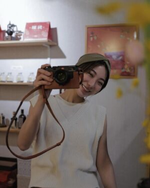 Teresa Instagram - 借來嘗試壓了幾張後默默還回去

：手動對焦好難，還妳🤣🤣

@janicevision_official