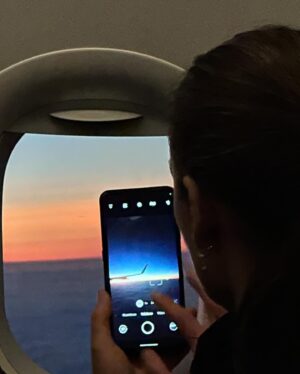 Teresa Instagram - 🩶
原本計畫是在羅瓦涅米追完極光的隔天，
把握白天短短的三小時去滑雪，
晚上再搭臥鋪火車回赫爾辛基。

然而我們卻碰上當天交通工具罷工，
一行人只好匆忙改搭下午的國內線提前返回，
以免錯過隔天中午重要的畢業典禮。

雖然這樣一來我們只得放棄滑雪的行程 ，
但有吃到最靠北的麥當勞還是超開心啦！

感覺我的旅程經常遇到出其不意的冒險(什麼體質）
但最終都能解決，真的太幸運了！

我總覺得每趟旅行都有應該發生的事情，
事前做好所有準備，然後盡情地體驗吧！

Yoga travel bag @magipea_tw 

#rovaniemi #lapland #finland