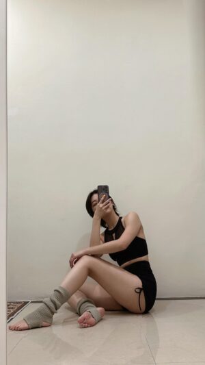 Teresa Instagram - “以此紀錄自己開啟管生”

鼓起勇氣開始接觸鋼管的第一週
我的第二堂旋轉管

真是痛並快樂著啊——！🔥

謝謝老師 @flora_flying_in_the_air 

週四 20:00 固定管
週五 18:30 旋轉管
在 @weflyaerialstudio 

歡迎來跟我當同學🤍

#新竹鋼管