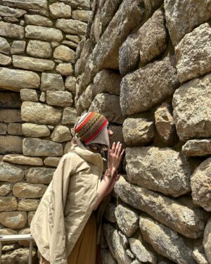 Teresa Instagram - Peru 🇵🇪 Machu Picchu ①

將夢想清單劃上原來是這種感覺

原本到之前馬丘比丘是關閉的
想著轉了三次機
飛了30幾個小時
有可能看不到嗎？
抱著這樣的心情出發了

結果我們抵達的隔天是開放的第1天！
我們就在人潮稀少的情況下進去了！
如此幸運，真是太感謝了🥹

(僅僅開放2天就又關閉了)

謝謝田水 @natalietien 
否則我真的不知道自己此生有沒有機會和動力來到這裡

能跟妳一起完成這件事真的是我的榮幸

We made it!!!!

當然我們不只有這個行程
還有好多照片和記錄待發🇵🇪

#peru #machupicchu #馬丘比丘 #祕魯