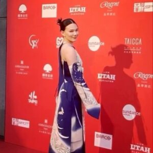 Teresa Daley Instagram - Thanks team for making me pretty under the ☀️.

Team @chunyiao @agnessbear 

💄 上綺
💇Mars
👗 @einstellung_official