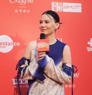 Teresa Daley Instagram - Thanks team for making me pretty under the ☀️.

Team @chunyiao @agnessbear 

💄 上綺
💇Mars
👗 @einstellung_official