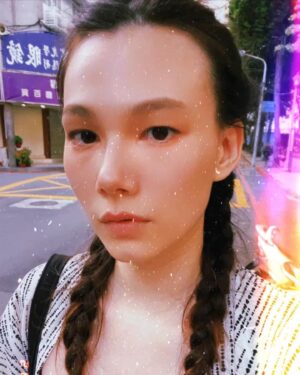 Teresa Daley Instagram - 曾經有過一段戀愛。

時常讓我回過頭，去反省到底哪裡出了問題？
明明都是兩個不錯的人吧，為何碰到了一起，卻總是有如車禍現場般的恐怖故事。

對方覺得自己是保護我的安全帶，而我卻總是被勒得瘀青遍佈。

有天曾同他試圖解釋：
你是圓形的，我是三角型的，於本質上就是完全不同的東西。
但，這樣也沒有關係啊。不需要一樣也可以，只要彼此接納根本的不同性，就能互相尊重，和睦相處了吧。

對方並不同意這樣的觀點，而我也沒有堅守自己歸納出的心得。

我給了對方一把指甲剪，修剪我天生的角度。我成了看似圓形的多邊形，當對方表達我刺痛他的地方，我就同意修剪我的形狀。

我在生活中滾動著，可我那些修剪的邊橫，都在滲血。

這麼多年過去，我領略了，我犯的錯誤是，遞出那把指甲剪。

世界上，不是每種努力都是正確與必要的。
颯爽的接受，彼此都可以更快樂。

想通一件困擾很久的事，身心舒暢。