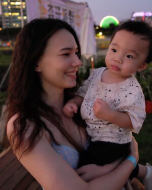 Teresa Daley Instagram - 友之萌寶
肉肉手，肉肉腳，好可愛。

—
文靜寶的療癒度爆棚🤍
因為太可愛了，抱過去給陳先生欣賞，可他突然臉色一白，腦中似乎瞬間跑馬燈。
實在太怕他突然口吐白沫了，我趕緊制止他繼續胡思亂想。

我只是抱起來玩一玩而已，沒有暗示你的意思，請不要自己腦補🤣。
陳公子這才瞬間臉色回血。

這位先生，無論何時，都不要放棄求生意志啊！
—

📷 @onetwojay

#fujifilm #cutebabies