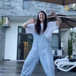 Teresa Daley Instagram - Hey, don’t judge. I’m born with this dance move.
我是同手同腳舞的熱衷者🤍