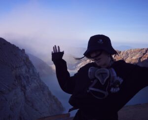 Teresa Daley Instagram - A moment shared on the top of Ijen together with beautiful souls.

#earthwallet #soulrich #balinftweek #creativeretreat #griiix #ricohgr3 #ricoh