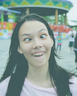 Teresa Daley Instagram - 最近看見朋友們各個發了 #我的20歲 
總以為沒有很久啊，
才驚覺其實也過了14年呢。

如果可以的話，想跟她說，
妳已經做得很好了。

盡量的快樂吧！
和朋友一同傻笑，去探索自己與他人的各個面向，會有光明，會有黑暗。

可能會做出後悔的事情，會有被他人弄傷的時候；也可能有傷到自己、傷到他人的時候。如果，學到避免重蹈覆徹，就能是對事件正面的迴向。

人腦需要特別記住痛苦，去躲避未來再遇危險的機率。

所以，笑得時候，要好好珍惜喲！
因為快樂的記憶，總是比較容易模糊，要加倍努力記起來。

能當人，能交到朋友，能活著，
真是很棒的一件事情呢。