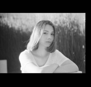 Teresa Daley Instagram - 2020攝於洛杉磯
——————
社會
讓人溺於其荒謬的價值

像將一個孩童的頭
按入水池

直到從你深處擠出
最後一口
天真的氣泡

他要你活著
但心從此
判若兩人
 ————————成年禮