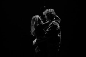 Teresa Macedo Instagram - Faz hoje uma semana que fizemos o último espetáculo _Fénix, de @matildetrocado e Artur Guimarães.
E as saudades de o (re)viver e de continuar a espalhar a mensagem já são muitas…! ❤️

Fotos 💥 de @ferreirasebas 🙏🏻

#fenix #renascerdascinzas #espetaculo #teatro #musical #attfarol #culturainquieta