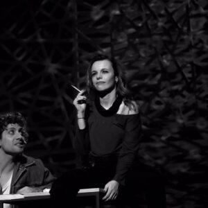 Teresa Macedo Instagram - Escolhi o teatro sem saber, enquanto o teatro me escolhia a mim. É um namoro que dura até hoje e que me faz sentir… VIVA! 🤍
VIVA o Dia Mundial do Teatro!

📸 @fotoverdiano 

In “Fénix” ao lado do meu amado @joaoduartecosta 😘

#diamundialdoteatro #vivaoteatro #avidaqueeuescolhi #teatro #espetaculo #actriz #teatroécasa #teatroécultura