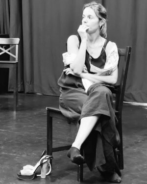 Teresa Macedo Instagram - Apanhada desprevenida num Blind Date pelo olhar atento da @susana_arrais 🤍

#fotodeensaio #teatro #ensaios #quaseaestrear #blinddate #afonsocruz #teatrodamalaposta #gatoqueladra