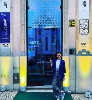 Teresa Macedo Instagram - Está prestes a começar a 1ª Edição do Festival Imergente, um evento criado pela @your_jukebox e a @casa70lisboa. E eu, vou ter a sorte de apresentar este evento que decorre hoje e amanhã! 

Um festival que combina diversas formas de arte: sonoras e visuais em forma de exposições, instalações, cenografia, projecção, audiovisual e música!

E qual é a maior notícia, qual é? 

É gratuito!

Parece que não há grandes desculpas para faltarem! Venham, venham!

#festivalimergente #casa70 #yourjukebox #arte #inovacao #musica #audiovisual #cultura #encontro