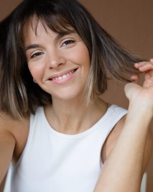 Teresa Macedo Instagram - Agora que o ano está prestes a acabar, escolhi renovar a imagem com a preciosa ajuda e aconselhamento do @hairbeautystudio.cabeleireiros! 🙏🏻

Partilho convosco a nova foto de perfil pela @hitmanagement! 

Mudar dá medo mas nós devíamos realmente é ter medo de ficar no mesmo lugar 🙃

Bom ano e boas mudanças 😉

📸 pelo olhar atento da @joannacorreia_

#newheadshots #actresshot #hitmanagement #newimage #newphoto #photoshoot #readyforachange #changeisgood