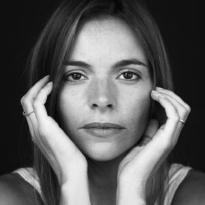 Teresa Macedo Instagram - Segunda-feira, dia de partilhar convosco nova foto da HiT! 
Novidades fresquinhas a caminho…!

📸 by the amazing @joannacorreia_ 🙏🏻

#fhotoshoot #fhotooftheday #bw #newheadshots #portrait #novidadesfresquinhas #actriz