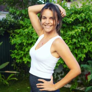 Teresa Macedo Instagram - Quem é que pensava que a @prozis só tinha roupa de desporto?!? 🙋🏼‍♀️ 

Pois é, sempre associei a marca a artigos de desporto e de alimentação (também complementar ao desporto). Hoje em dia, sei que a Prozis está associada a uma enorme variedade de produtos! Este é um top básico branco (e o branco é mesmo branco!) que pode ser usado de duas maneiras distintas! 

Gosto das duas formas mas tenho uma preferida 🤩 e vocês, qual preferem? :)

#prozis #prozisportugal #exceedyourself #parceria #partnership #prozisportugal