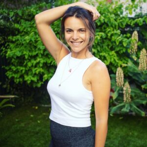 Teresa Macedo Instagram - Quem é que pensava que a @prozis só tinha roupa de desporto?!? 🙋🏼‍♀️ 

Pois é, sempre associei a marca a artigos de desporto e de alimentação (também complementar ao desporto). Hoje em dia, sei que a Prozis está associada a uma enorme variedade de produtos! Este é um top básico branco (e o branco é mesmo branco!) que pode ser usado de duas maneiras distintas! 

Gosto das duas formas mas tenho uma preferida 🤩 e vocês, qual preferem? :)

#prozis #prozisportugal #exceedyourself #parceria #partnership #prozisportugal