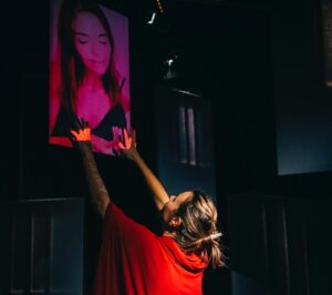Teresa Macedo Instagram - No Domingo passado despedi-me do meu Blind Date… 
Foi um projecto que me deu muito… Renovou-me a energia, a inspiração, a felicidade IMENSA de voltar ao palco e deu-me a possibilidade de estar acompanhada de pessoas que ADMIRO muito, pessoas com quem aprendi todos os dias! Enfim, renovou-me a vontade de estar numa constante busca e disso ser reflexo da VIDA e de ser infinitamente bom 🙏🏻 ❤️ 🙏🏻

📸 by @vitorinocoragem 

#grata #blessed #teatroevida #teatro #projectodeteatro #blinddate #peca #gatoqueladra #buscaincessante #actriz #ilovemyjob