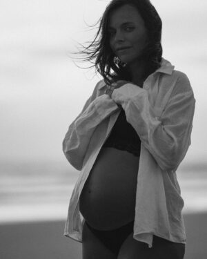 Teresa Macedo Instagram - ________November feeling________
 🫶🏻

 
 📸 by @macedo

#pregnancy #bw #bwphotography #photooftheday #proudtummyowner