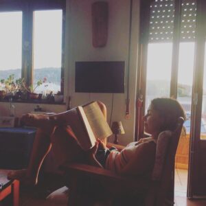 Teresa Macedo Instagram - No ano passado, uma das minhas resoluções para este ano foi: ler mais livros. Há muitos anos que descurava esta vontade e agora além de vontade, parece que há uma necessidade…! Há quem fale em ganhar um hábito de leitura e agora finalmente compreendo. Penso que criei algum. Espero manter. Esta foto não é de hoje mas de há um mês atrás, quando terminei um dos livros mais bonitos que já li: “Para onde vão os guarda-chuvas” de @afonso_cruz 

Pela primeira vez sonhei com um personagem de um livro!

Não sendo “spoiler” apenas posso desvendar que a história é especial, é contada de uma forma particular e tem um final inimaginável. 

📸 credits for @susanabranco_oficial (umas das minhas mais recentes « Book Adviser » 👌🏼🤓)

Nada de ciúmes @catiantunes 
Sabes que estás no 🔝 

#livros #livrosemaislivros #lerfazbem #habitodeleitura #leréomelhorremédio #paraondevaoosguardachuvas #livrodoano #booklover
