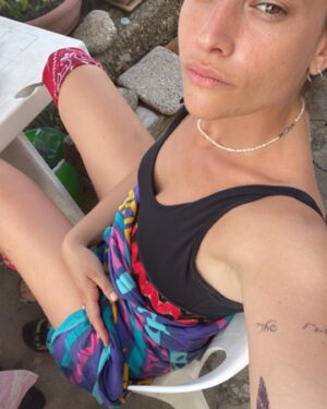 Teresa Romagnoli Instagram - troppo facile fare il recap vacanze.
e infatti di seguito vari selfie inviati tramite messaggistica istantanea durante l’estate