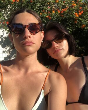 Teresa Romagnoli Instagram - ♥️ la mia amica meravigliosa oggi compie gli anni e io ogni giorno le dico quanto fortunata sono ad averla nella mia vita, quanto mi piace e tutti giorni ridiamo. 
ti vu bi Carli del mio cuore