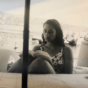 Teresa Romagnoli Instagram - foto ritrovate di agosto 2020. @lottyantonelli scatta con la sua usa e getta mentre leggo un libro che poi è diventato uno dei miei preferiti. non ero triste quel giorno, chissà che parte di libro stavo leggendo. mi sa che lo devo rileggere. che bella estate quella del 2020 .