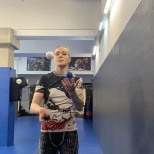 Tereza Bledá Instagram - Fridayyyyy 🥳

@frm_europe @reindersmma 

#mma #mmafighter #fighter #mmafighters #fighters #mmafight #fight #mmafights #mmatraining #training #fun #champion #mmachampion #trainingday #warmup  #juggling