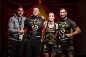 Tereza Bledá Instagram - V novém roce jen s tím nejlepším týmem 🤩

@_marekbaron_ @andre.reinders @viktor.sebak @reindersmma @frm_europe @oktagonmma 
#mma #mmafighter #fighter #mmafighters #fighters #mmafight #fight #mmafights #fights #mmaworld #mmalifestyle #lifestyle #life #fightlife #fighterslife #fightersfight #family #belt #title #mmatitle #champion #mmachampion #champ #winner #wrestling #boxing #grappling
