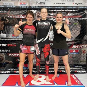 Tereza Bledá Instagram - Postojové sparringy s @magdalena.sormova a @lenkakardova 🥊
@reindersmma @oktagonmma @frm_europe 
#mma #mmafighter #fighter #mmafighters #fighters #mmatraining #training #trainhard #mmafight #fight #mmafights #fights #fighting #fightlife #boxing #boxingtraining #mmalifestyle #lifestyle #mmagirls