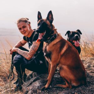 Tereza Bledá Instagram - Poprvé na Řípu 🏔🐕🐕
@_marekbaron_ @potys_life 
#dog #dogs #malinois #belgianmalinois #malinoislovers #malinoisworld #malinoisdog #malinoisdog #belgianmalinoislovers #doglover #dogsofinstagram #dogphotography #dogoftheday #mixbull #trip