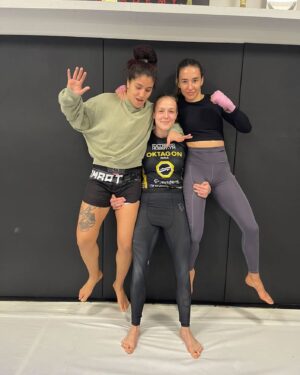 Tereza Bledá Instagram - Bullshiting after last training 🤪 Thank you @panniekianzad @ivanasiricpetrovic @connyfuture 🤩
#mma #mmafighter #fighter #mmafighters #fighters #mmafight #fight #mmafights #fights #mmafighting #fighting #training #mmatraining #trainingday #trainhard #mmagirls #mmagirl #lifestyle #life #happy