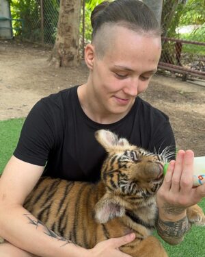 Tereza Bledá Instagram - 🐅🐘🐵❤️

#thailand #tiger #tigers #elephant #elephants #monkey #monkeys #animalfeeding