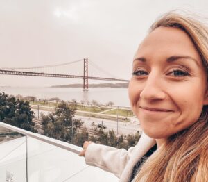 Tereza Tobiášová Instagram - Najdi 5 rozdílů mezi fotkou 1 a 2. Rozdíl 18 hodin. A pojmenuj lokaci 🤣🚗🛬🕒
Tak tohle je ten nový Superb, na který jste se ptali na akcích @skodacr a @agentura_ritual celou zimu.
Už mi v něm vlály vlasy u oceánu! Celá reportáž na @primaftv nebo na webu @autosalon.tv 📺
Je to auto vašich snů? 👍