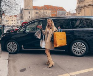 Tereza Tobiášová Instagram - Doufám, že jste viděli exkluzivní premiéru fiktivní SoMe celebrity #maminaňamina v @autosalon.tv 🤣 Holka zlatá představila novej činskej skvost na silnicích #voyah Dream. Zítra ráno opáčko na @primaftv 👍📺