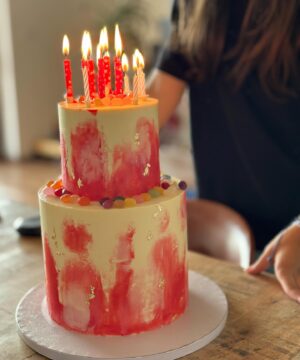 Tereza Tobiášová Instagram - Březen je u nás tradičně měsícem narozenin. Zatímco u mě a mého muže je věk jenom číslo, v případě dcery č1 teda rozhodně ne. 15! Jako vážně??? 15?! Kde se to vzalo? 
Slavilo se mohutně, povšimněte si na fotce, jak nekontrolovatelný dav byl na oslavě - ukazovali se záda i zadky…, prostě anarchie. Dortů bylo hodně - jeden můj vlastní, bezlepkový (snědl se bez dokumentace), jeden velký, slavnostní z @ollies.boutique a k tomu jeden sushi dort, co jsem nepekla, ale vrstvila. Čokoládová fontána nemohla chybět stejně jako nealko šáňo, rozhodně ne dětský. Bylo to velký! Tak ať je ta holka zdravá a šťastná ♥️🕒❤️🎂 Všechno nej!