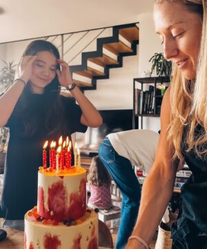 Tereza Tobiášová Instagram - Březen je u nás tradičně měsícem narozenin. Zatímco u mě a mého muže je věk jenom číslo, v případě dcery č1 teda rozhodně ne. 15! Jako vážně??? 15?! Kde se to vzalo? 
Slavilo se mohutně, povšimněte si na fotce, jak nekontrolovatelný dav byl na oslavě - ukazovali se záda i zadky…, prostě anarchie. Dortů bylo hodně - jeden můj vlastní, bezlepkový (snědl se bez dokumentace), jeden velký, slavnostní z @ollies.boutique a k tomu jeden sushi dort, co jsem nepekla, ale vrstvila. Čokoládová fontána nemohla chybět stejně jako nealko šáňo, rozhodně ne dětský. Bylo to velký! Tak ať je ta holka zdravá a šťastná ♥️🕒❤️🎂 Všechno nej!