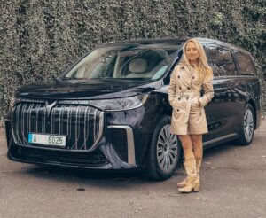 Tereza Tobiášová Instagram - Doufám, že jste viděli exkluzivní premiéru fiktivní SoMe celebrity #maminaňamina v @autosalon.tv 🤣 Holka zlatá představila novej činskej skvost na silnicích #voyah Dream. Zítra ráno opáčko na @primaftv 👍📺