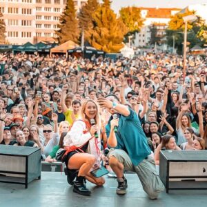 Tereza Tobiášová Instagram - Minulý týden jsem si užila krásný čtyři akce. Na třech jsem byla jako nováček, ale tahle…, pak první, ta byla tradiční a naprosto neskipnutelná!
@missagro pro mě už po miliontý a navíc s bonusem, že jsem tam kromě osvědčených super lidí (@karel_kasak, @karla_mrackova, @canterburryy, @djroxtar) měla i tyhle miláčky, co bych občas zabila 🤣👍🥰
@sebastian_officialni @martin_carev a @martin_mikyska 
👀 Dneska třetí díl Mikýřovy hysteorie na @primacooltv - Česko podle mě nehraje, tak koukejte koukat! Asi 21:15.